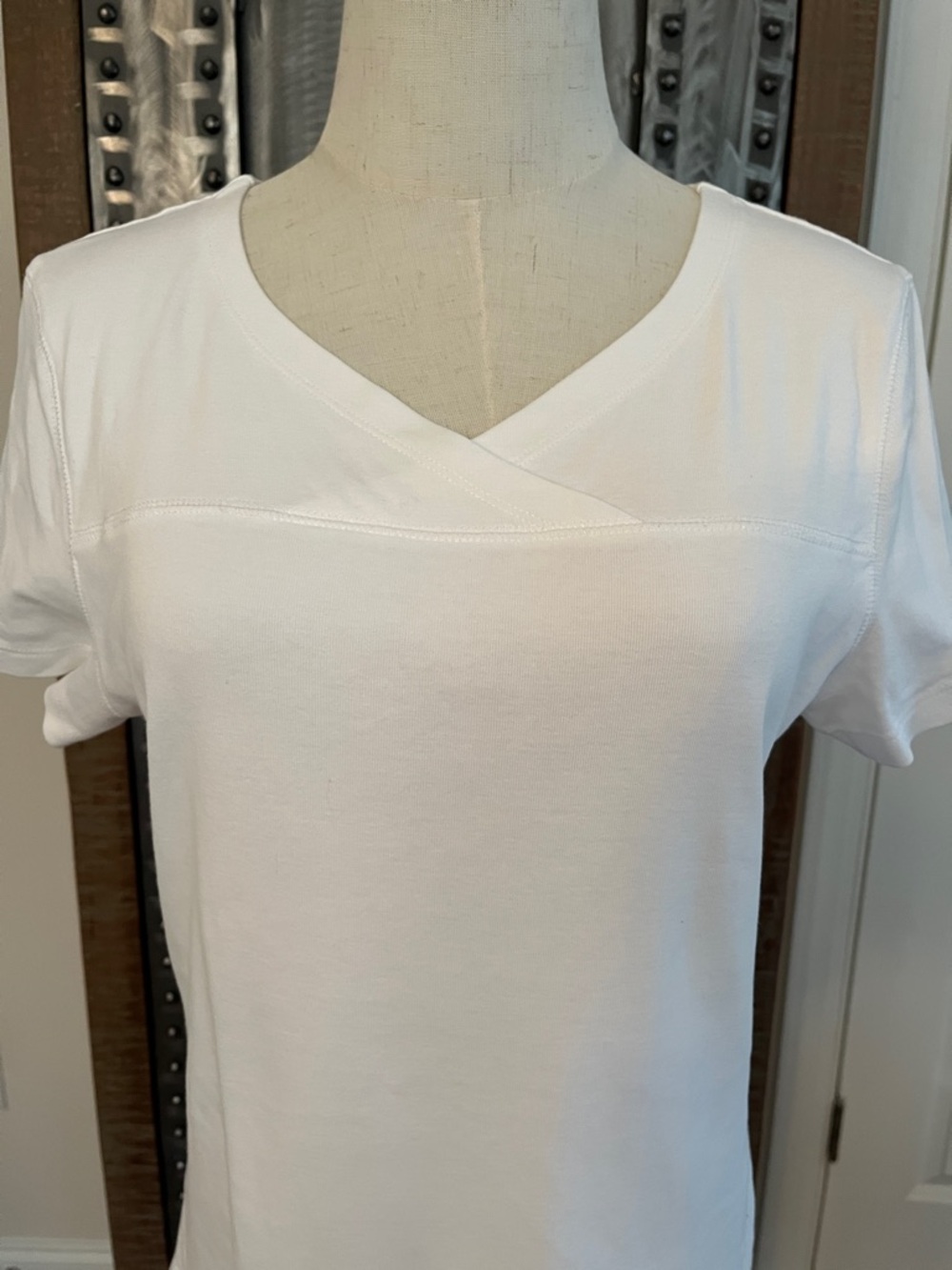 Royal Robbins White V-Neck Short Sleeve Tee - M